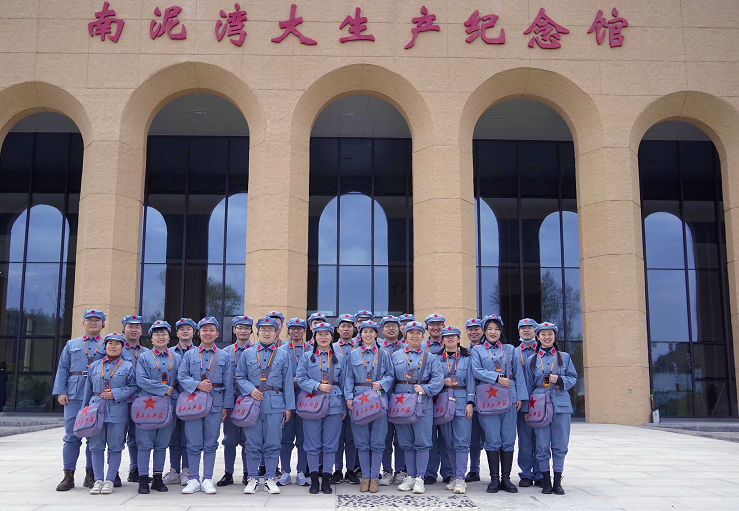 巅峰国际赴延安学习南泥湾精神并参观洛川苹果基地